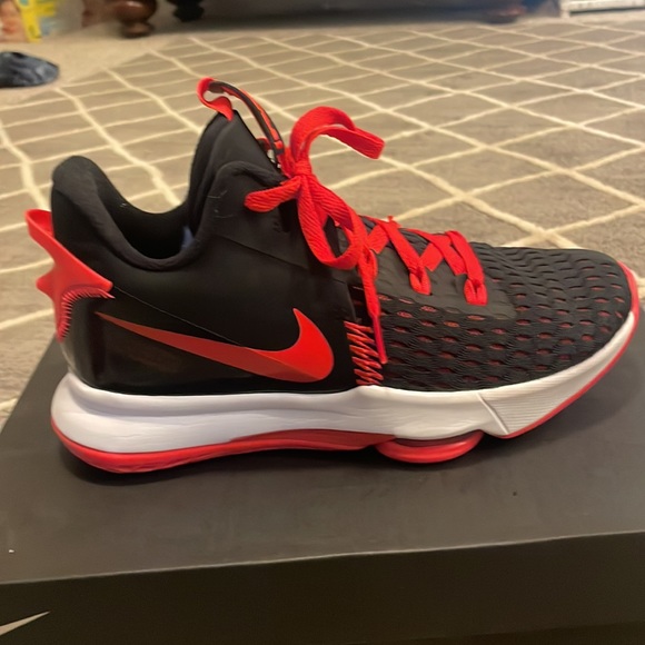 Lebron witness V black,red and white size 7.5 mens - Picture 6 of 7